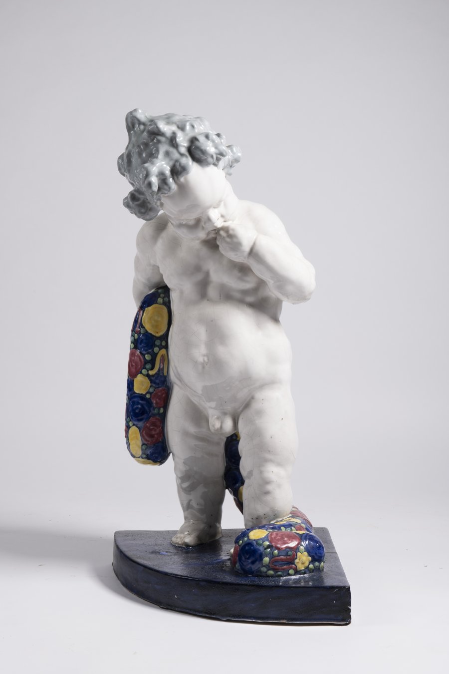 PUTTO MIT BLUMENGIRLANDE