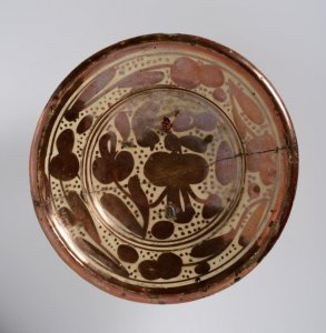 A MAJOLICA PLATE WITH REFLET