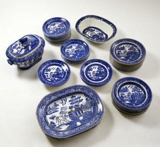 A DEVON WARE CHINOISERIE DINNERWARE SET