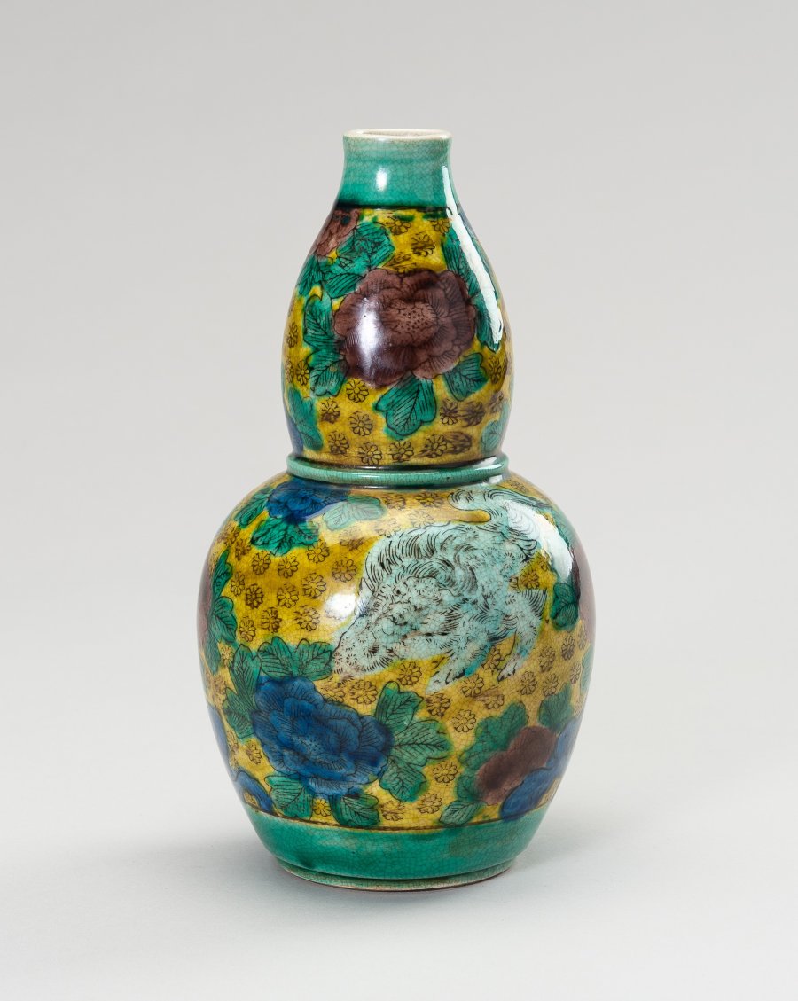 JAPANESE PORCELAIN KUTANI VASE FROM THE EDO PERIOD