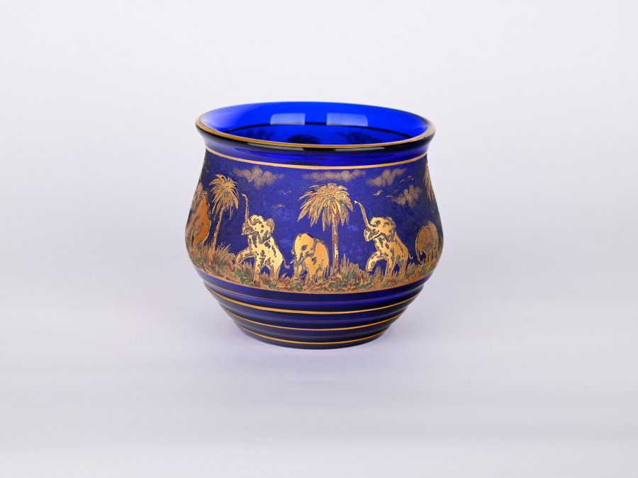 VASE WITH ELEPHANTS