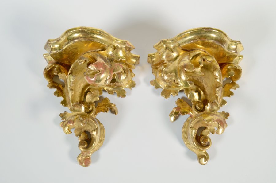 PAIRED ACANTHUS CORBELS