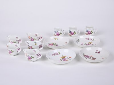 SOUBOR DROBNÉHO VÍDEŇSKÉHO PORCELÁNU