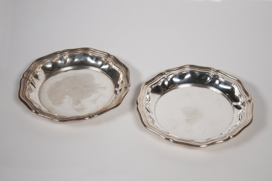 PAIR OF SILVER PLATES