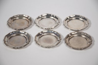 SET OF SMALL SILVER PLATES