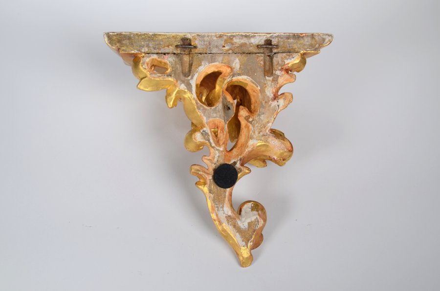 DECORATIVE CORBEL WITH A LEAF