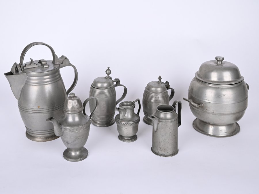 SET OF TIN VESSELS