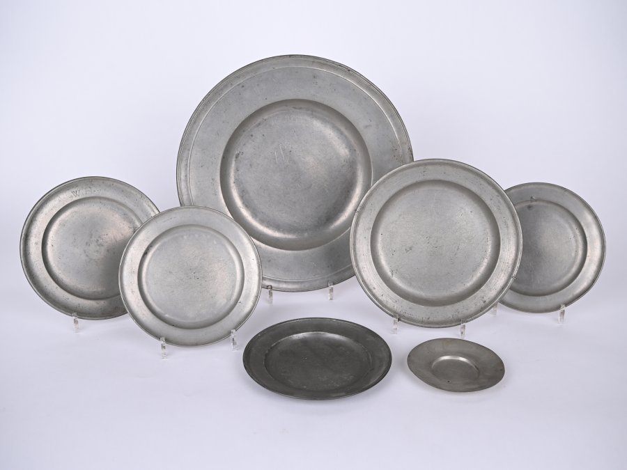 SET OF TIN PLATES