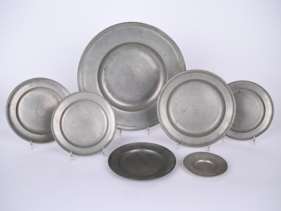 SET OF TIN PLATES