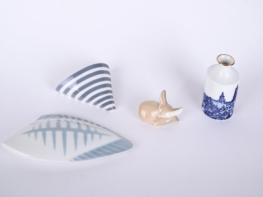 SET OF PORCELAIN OBJECTS