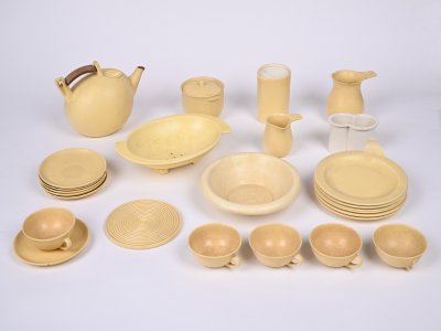 SET OF TABLEWARE