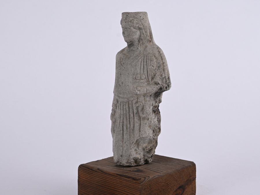 STATUETTE OF A WOMAN