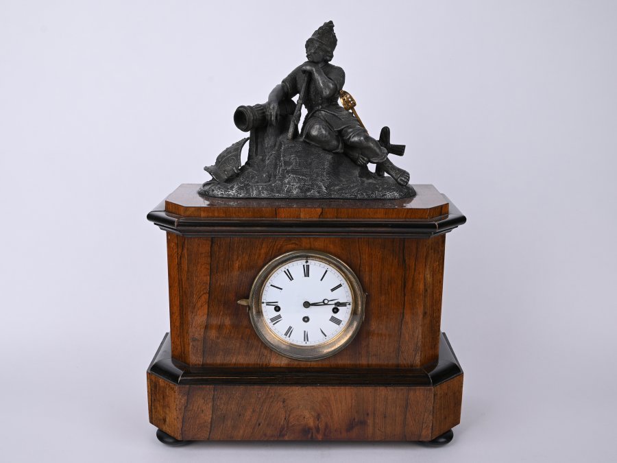 TABLE CLOCK WITH MILITARY MOTIVE