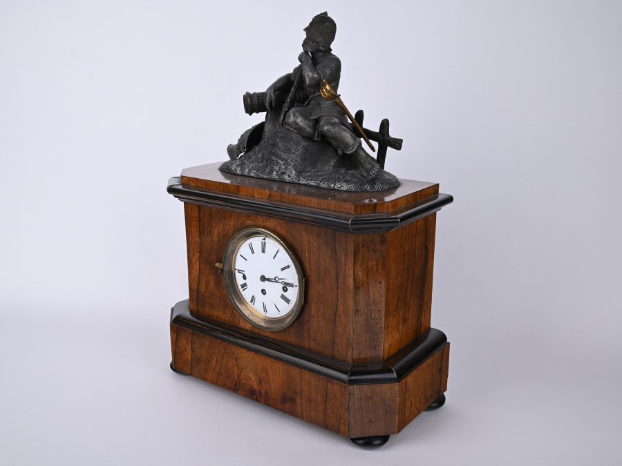 TABLE CLOCK WITH MILITARY MOTIVE