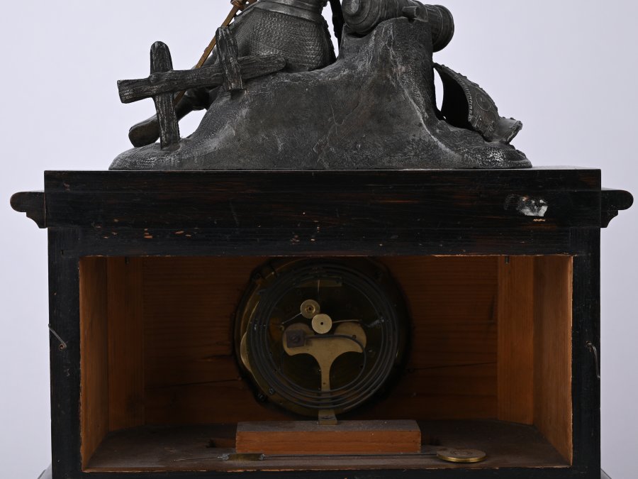 TABLE CLOCK WITH MILITARY MOTIVE