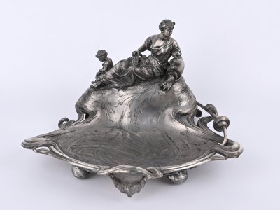 BOWL WITH A SCULPTURE OF A GIRL