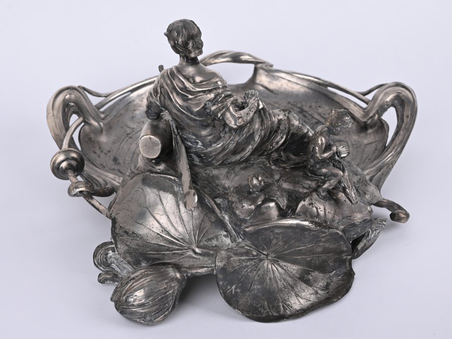 BOWL WITH A SCULPTURE OF A GIRL