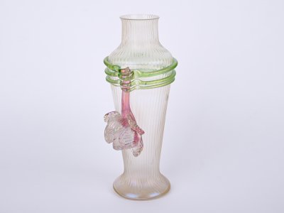 VASE WITH A FLORAL SCULPTURE