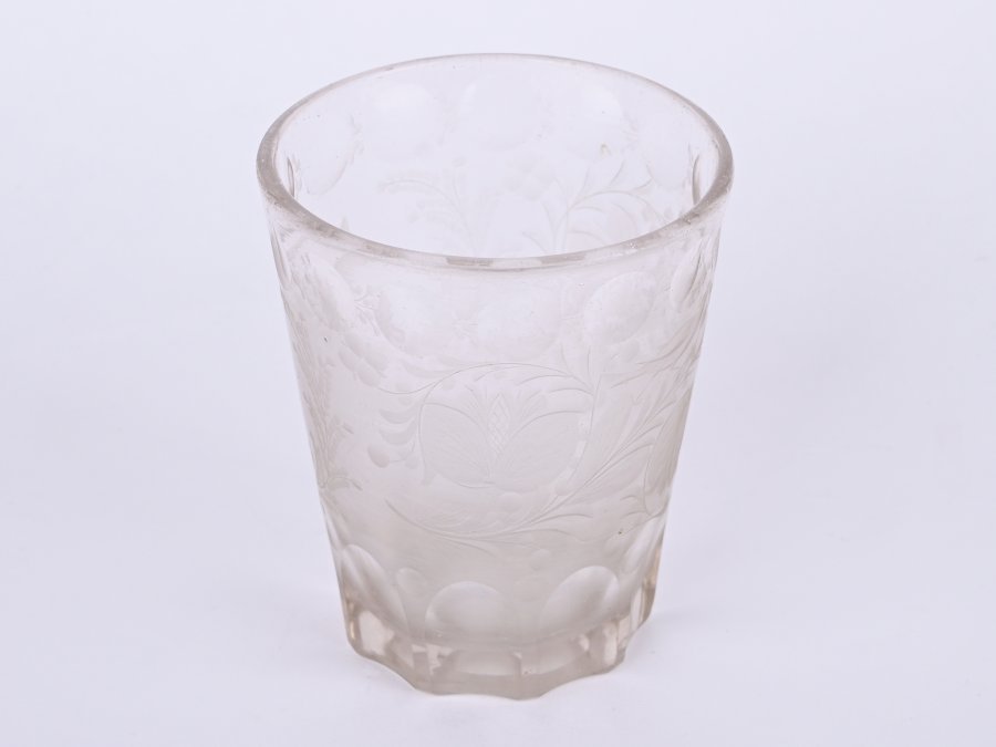 GLASS WITH A CARVED DECORATION