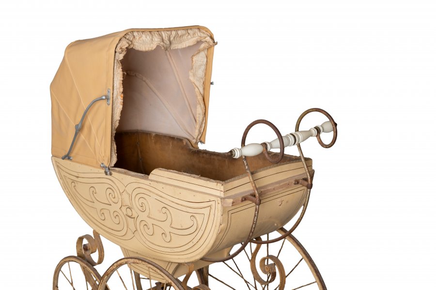 ANTIQUE BABY CARRIAGE