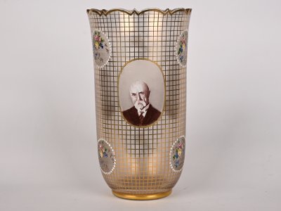 VASE WITH PORTRAITS