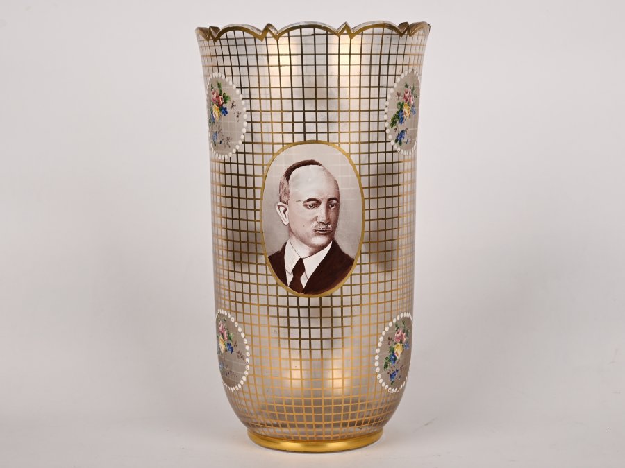 VASE WITH PORTRAITS