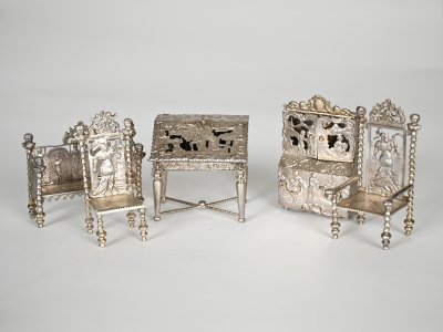 MINIATURE FURNITURE SET III