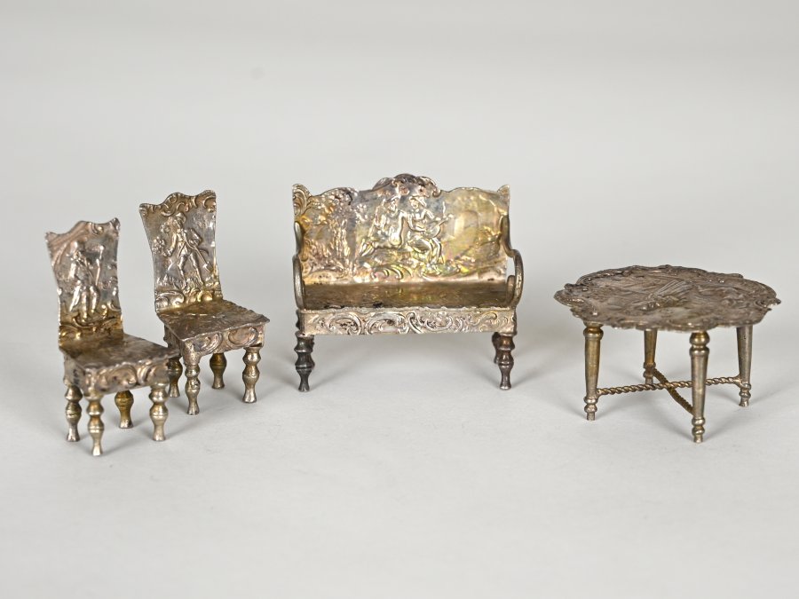 MINIATURE FURNITURE SET IV