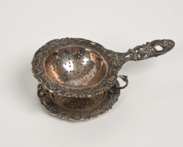 SILVER STAND WITH A STRAINER