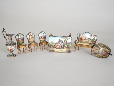 MINIATURE FURNITURE SET V