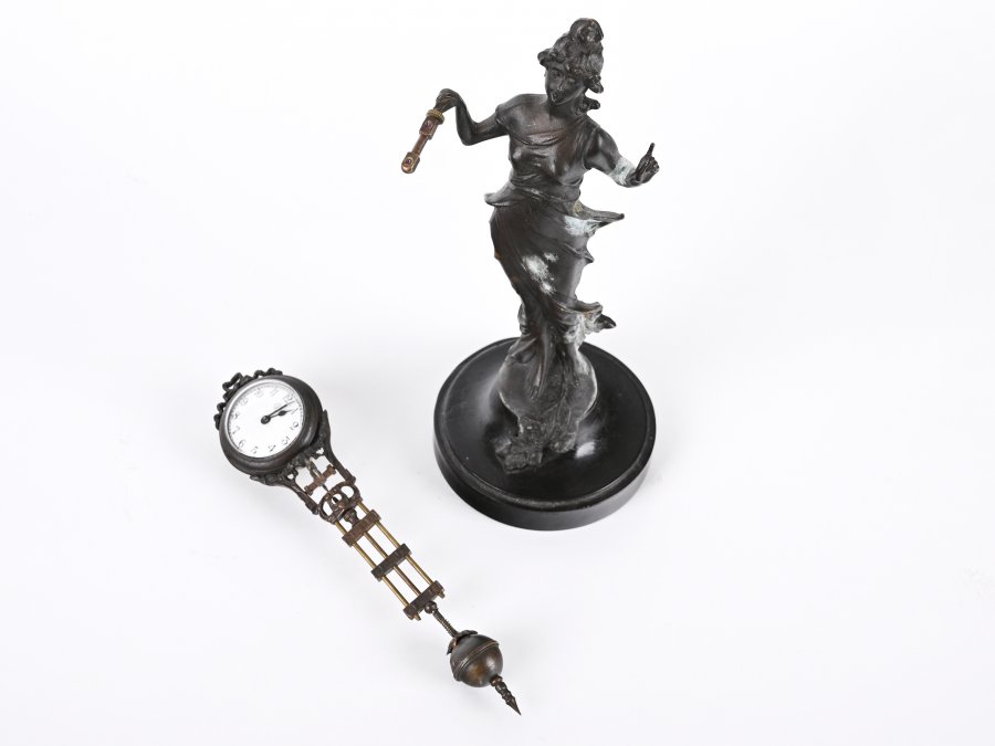 A FIGURAL ART NOUVEA CLOCK