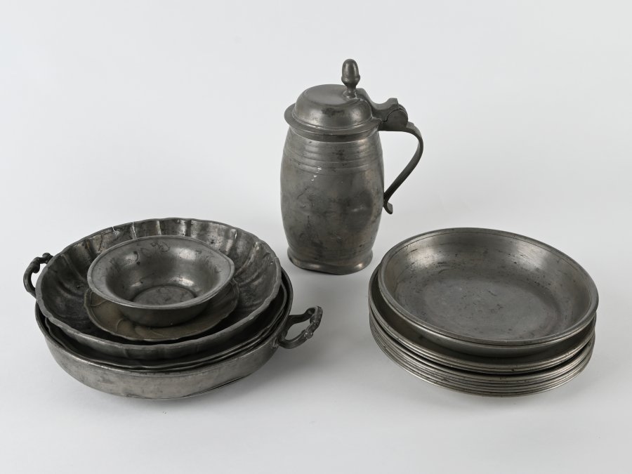 SET OF TIN WARE