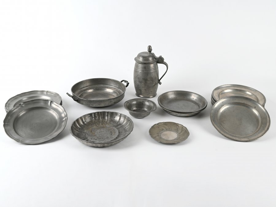 SET OF TIN WARE