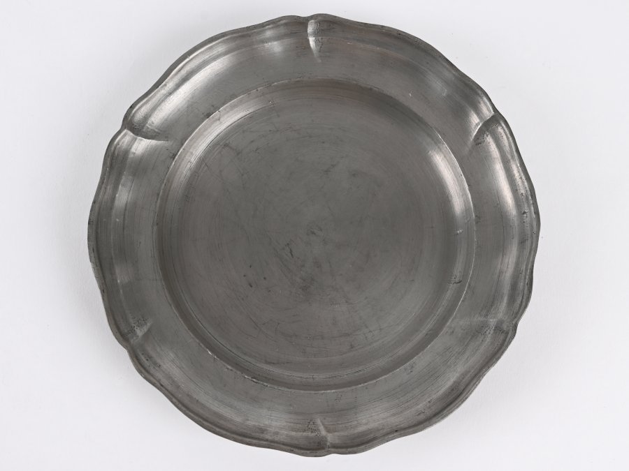 SET OF TIN WARE