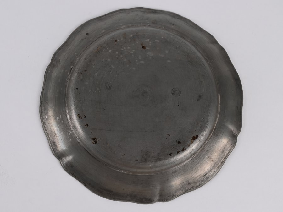 SET OF TIN WARE