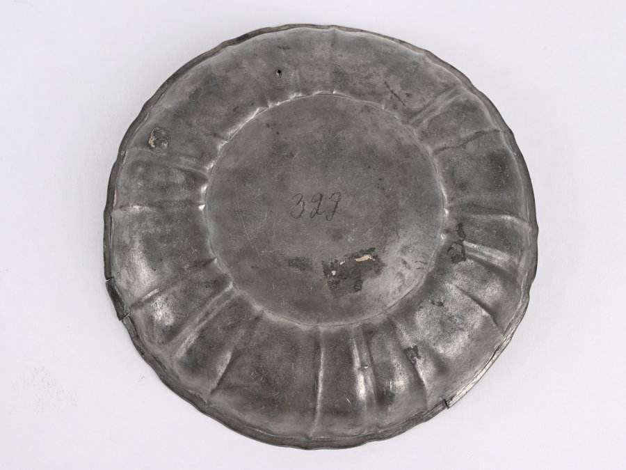 SET OF TIN WARE