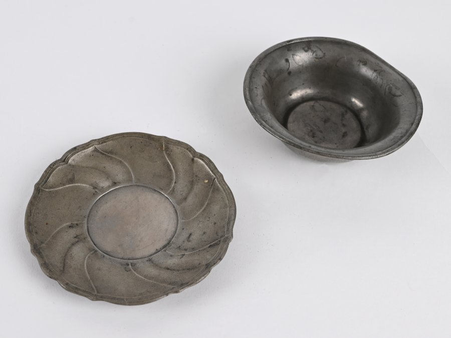 SET OF TIN WARE