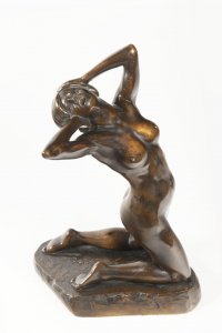 KNEELING FEMALE NUDE