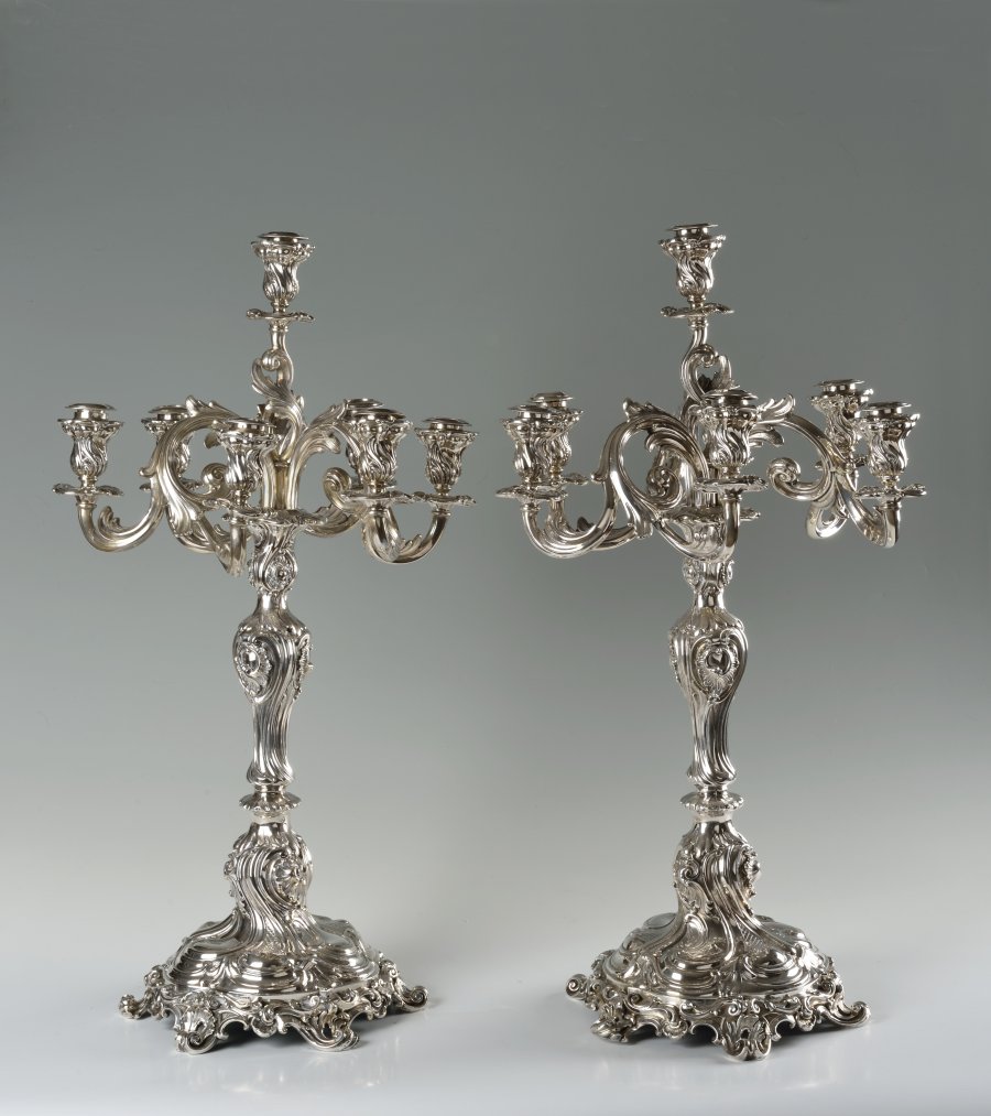 A PAIR OF SILVER CANDLESTICKS