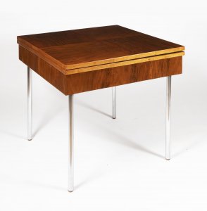 A FUNCTIONALIST FOLDING TABLE