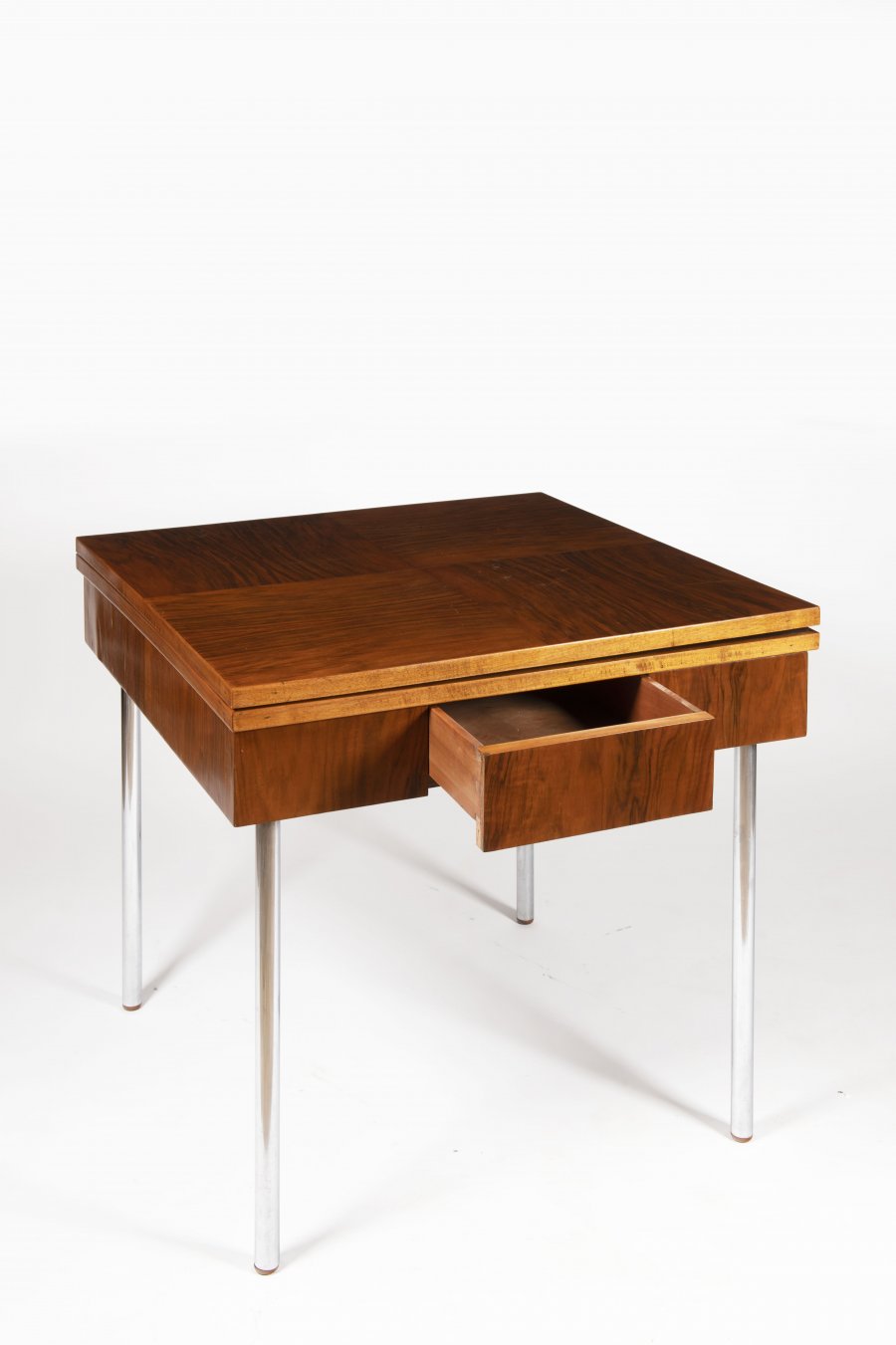 A FUNCTIONALIST FOLDING TABLE