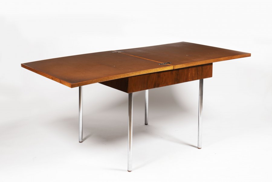 A FUNCTIONALIST FOLDING TABLE