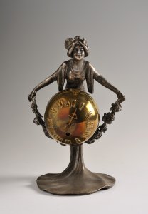 AN ART NOUVEAU TABLE CLOCK