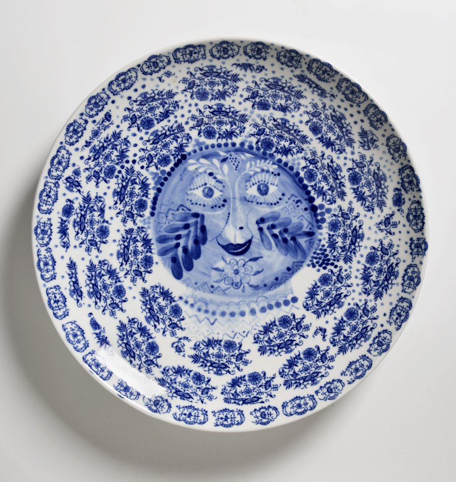 A BLUE ONION PORCELAIN PLATE