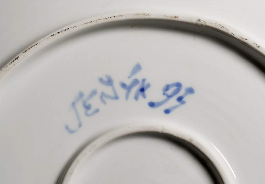 A BLUE ONION PORCELAIN PLATE