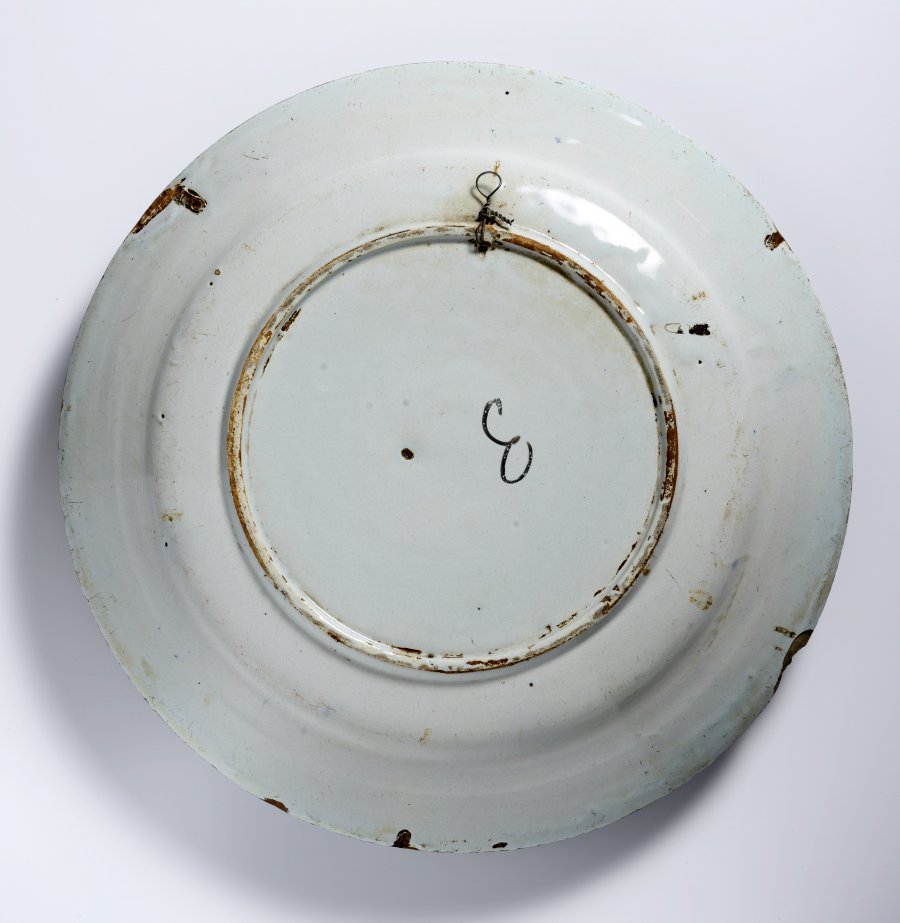 A GROUP OF TWO FAÏENCE PLATES WITH A ROSETTE AND EVERLASTING FLOWERS