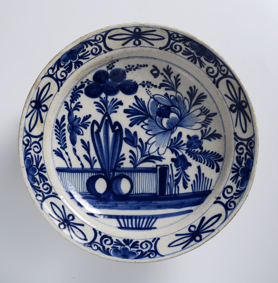 A GROUP OF TWO FAÏENCE PLATES