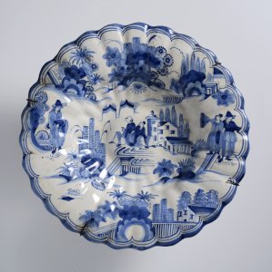 A GROUP OF TWO CHINOISERIE FAÏENCE PLATES