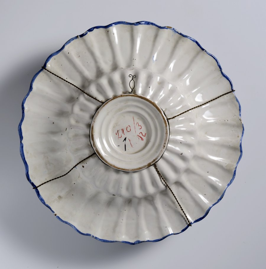 A GROUP OF TWO CHINOISERIE FAÏENCE PLATES