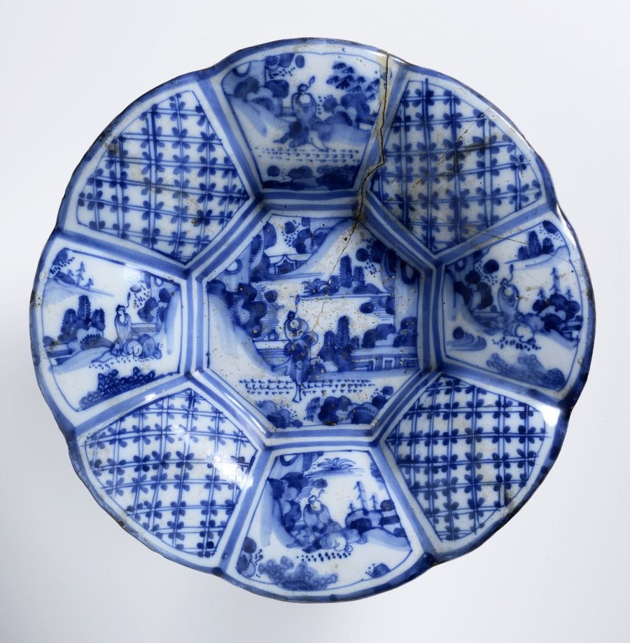 A GROUP OF TWO CHINOISERIE FAÏENCE PLATES